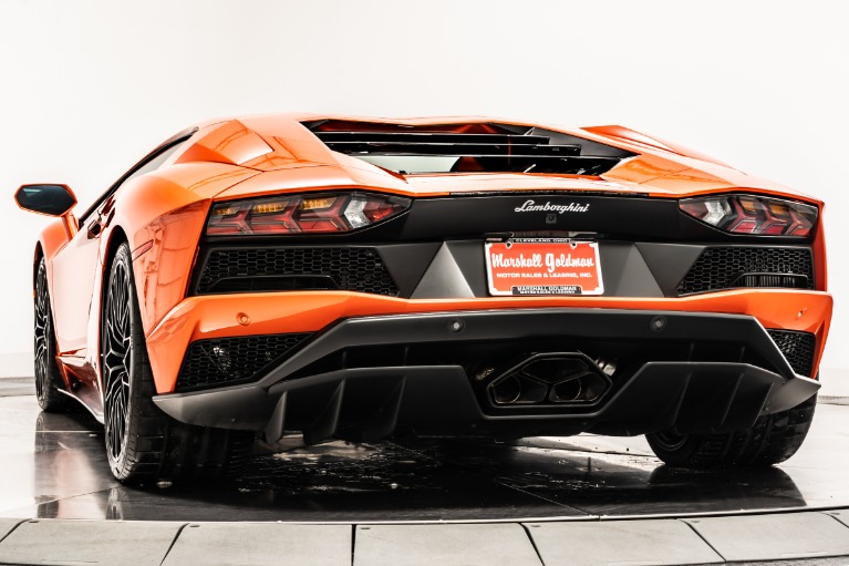 Pow Pow !, Lamborghini Aventador , Avenue George V Louis V…